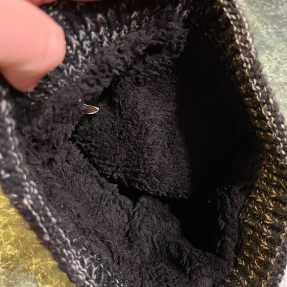 NWOT Women’s Black winter hat with pom pom - Picture 2 of 2